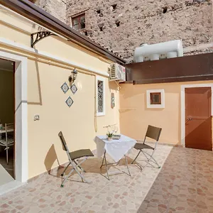https://catania-central-apartment-with-terrace.sicilyhotelsitaly.net